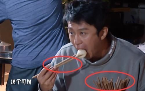 鄧超在路邊攤吃包子，看到他手中筷子的“顏色”，網(wǎng)友：活該你火