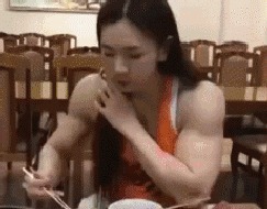 |搞笑GIF:昨天领女友回家吃饭,只顾着看她了,全家人大气都不敢喘一下