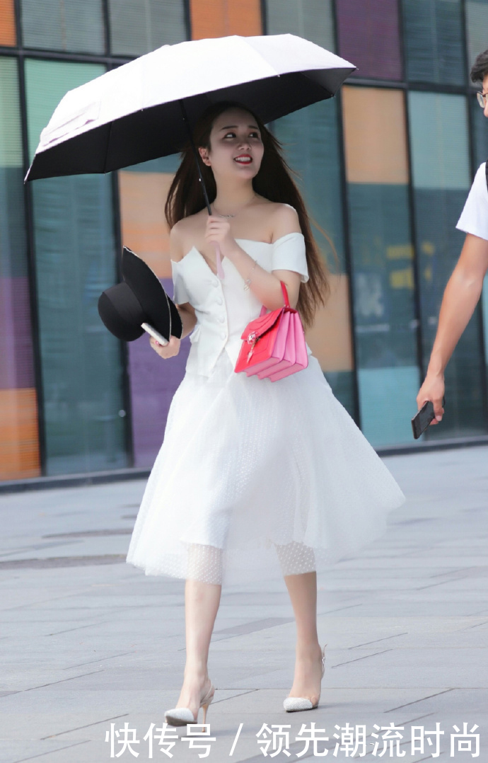 白色|白而可人的小姐姐,穿白色V领抹胸连衣裙,纯洁得像仙女!