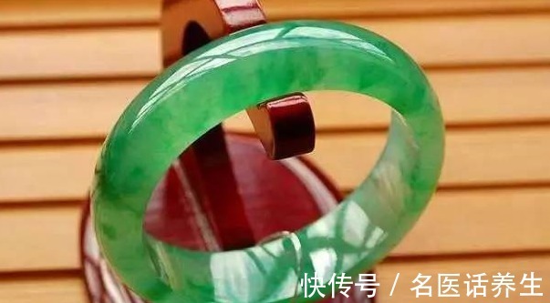 男士 谁说男士不可以戴首饰翡翠的款式多种多样,佩戴人群不受限制!