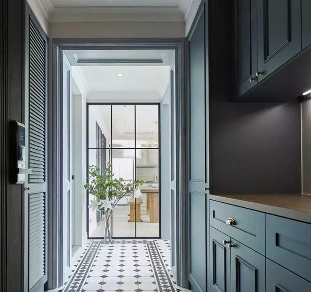 卧室床|她家122㎡的房子一入户就把人迷住,全屋堪比电影中的场景,太美了