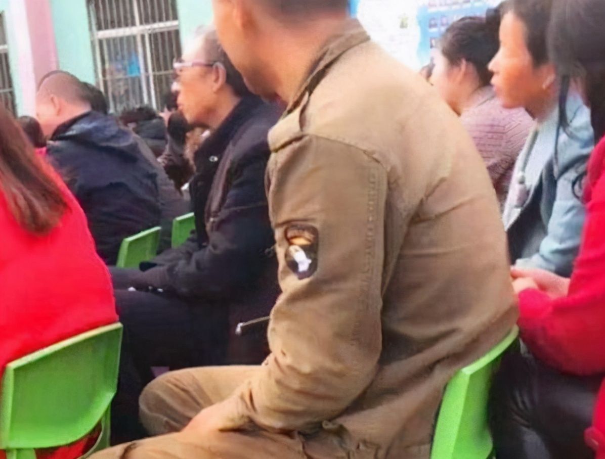 嫌弃|高档幼儿园开家长会，爸爸穿“工作服”遭嫌弃：不怕孩子被孤立？
