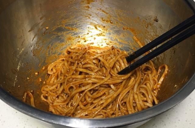  小时候爱吃的干脆面，原来做法如此简单，比买的好吃又健康