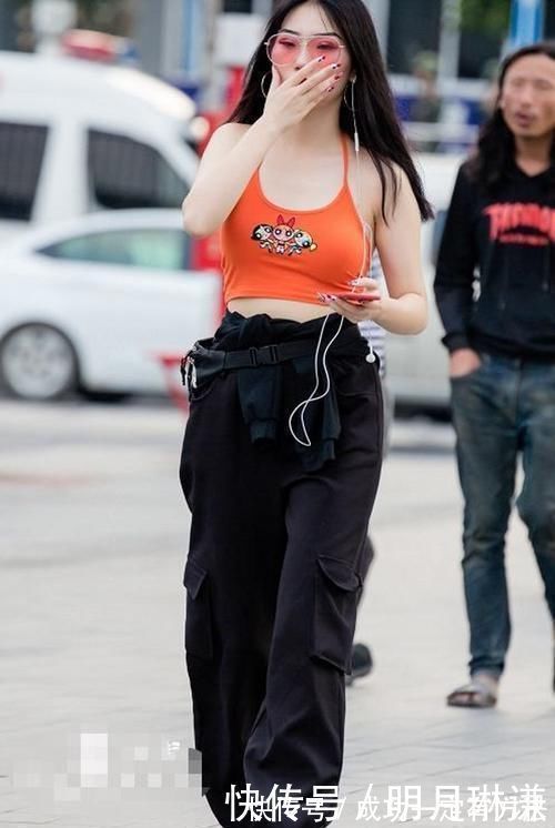 小姐姐|路人街拍,小姐姐蓝色西装外套搭配黑色短裤,充满干练的女人味