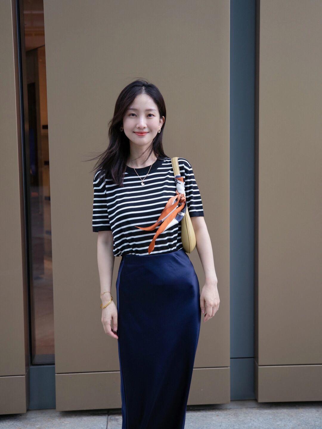 阔腿裤|秋季最火穿搭指南,条纹衫搭配半身裙或者白色阔腿裤,高级时髦!