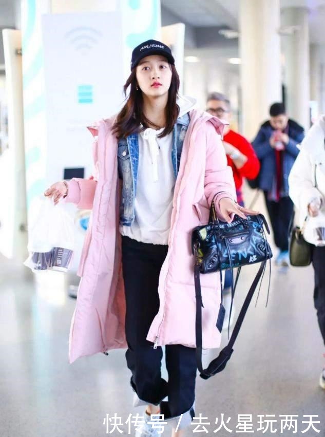 羽绒服|女人买羽绒服时,建议选这3个“显白色”,时髦保暖,明星也爱穿