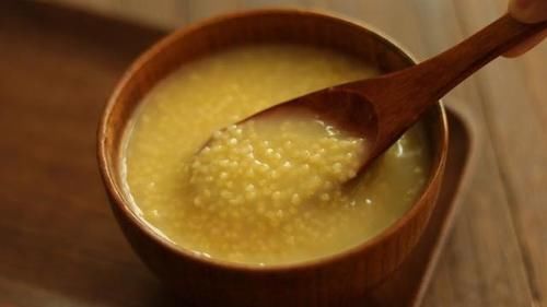 小米粥|熬小米粥时,掌握这4个诀窍,轻松熬出小米油,香糯浓稠超好喝