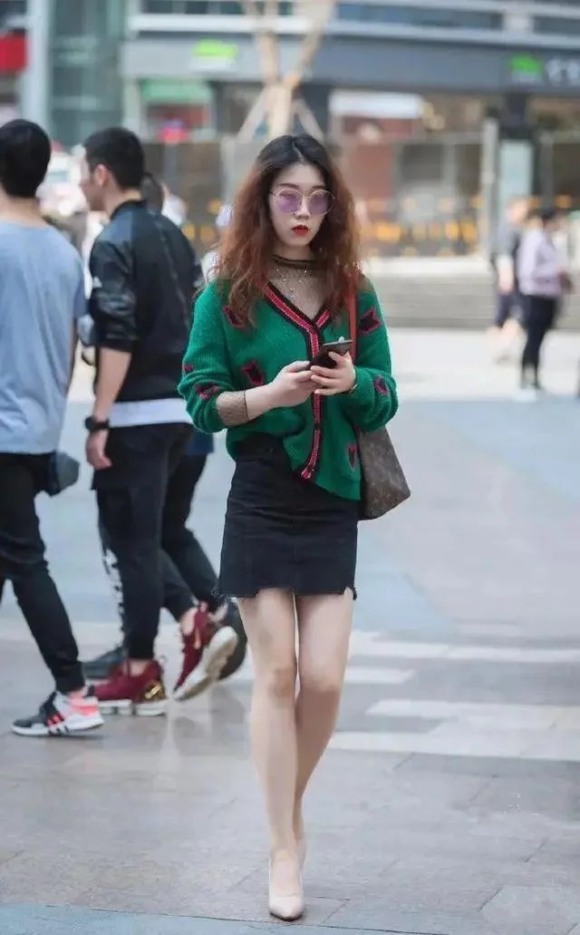 俏皮可爱|美女黑色大T恤搭配短裤,身材娇小可人,俏皮可爱