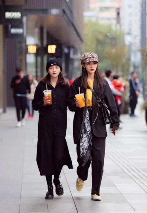 红色|街拍:白色衬衫+大红色长裙,小姐姐太会穿搭,红裙太吸引眼球了