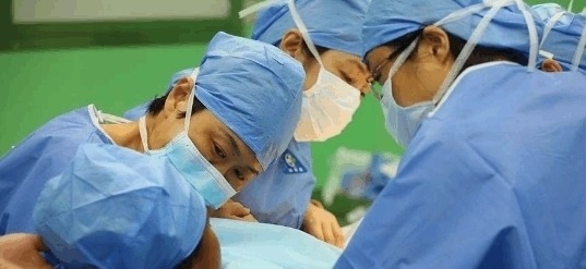 子宫切除术|43岁妈妈非要生二胎, 儿子跪地求妈妈别生, 孩子刚出生全家都哭了