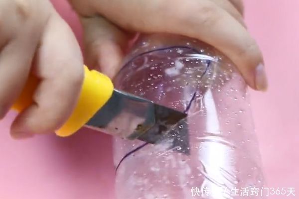 橡皮筋|塑料瓶上绑一根橡皮筋,放在厨房太强大了,轻松省下上百元!