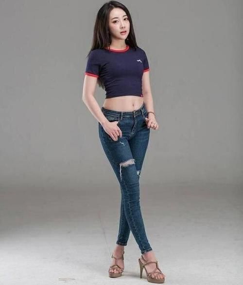 回头率|紧身牛仔裤凸显优雅气质,充分展现女子玲珑曲线,回头率太高了!