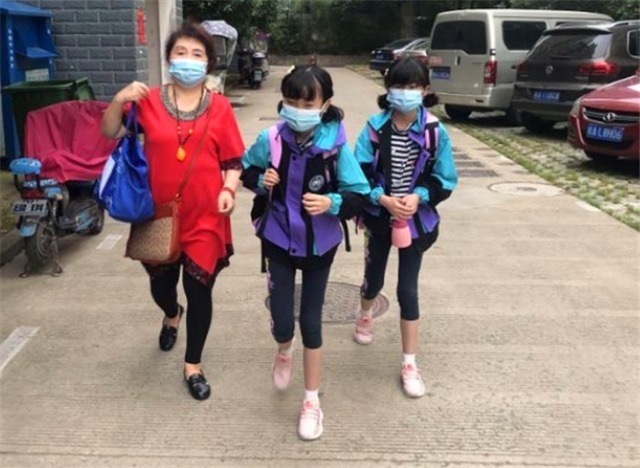 高龄|晚年丧女,6旬老人不听劝告生双胞胎女儿,11年过去,现怎样了