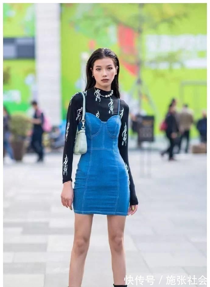 高跟凉鞋 小姐姐脚上踩着一双一字带的高跟凉鞋,充满着优雅又迷人的气息