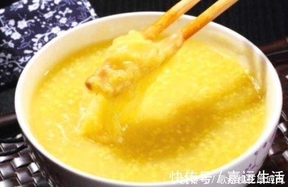 米油|熬小米粥，直接用清水熬是外行牢记4点，粥香浓黏稠，米油厚厚
