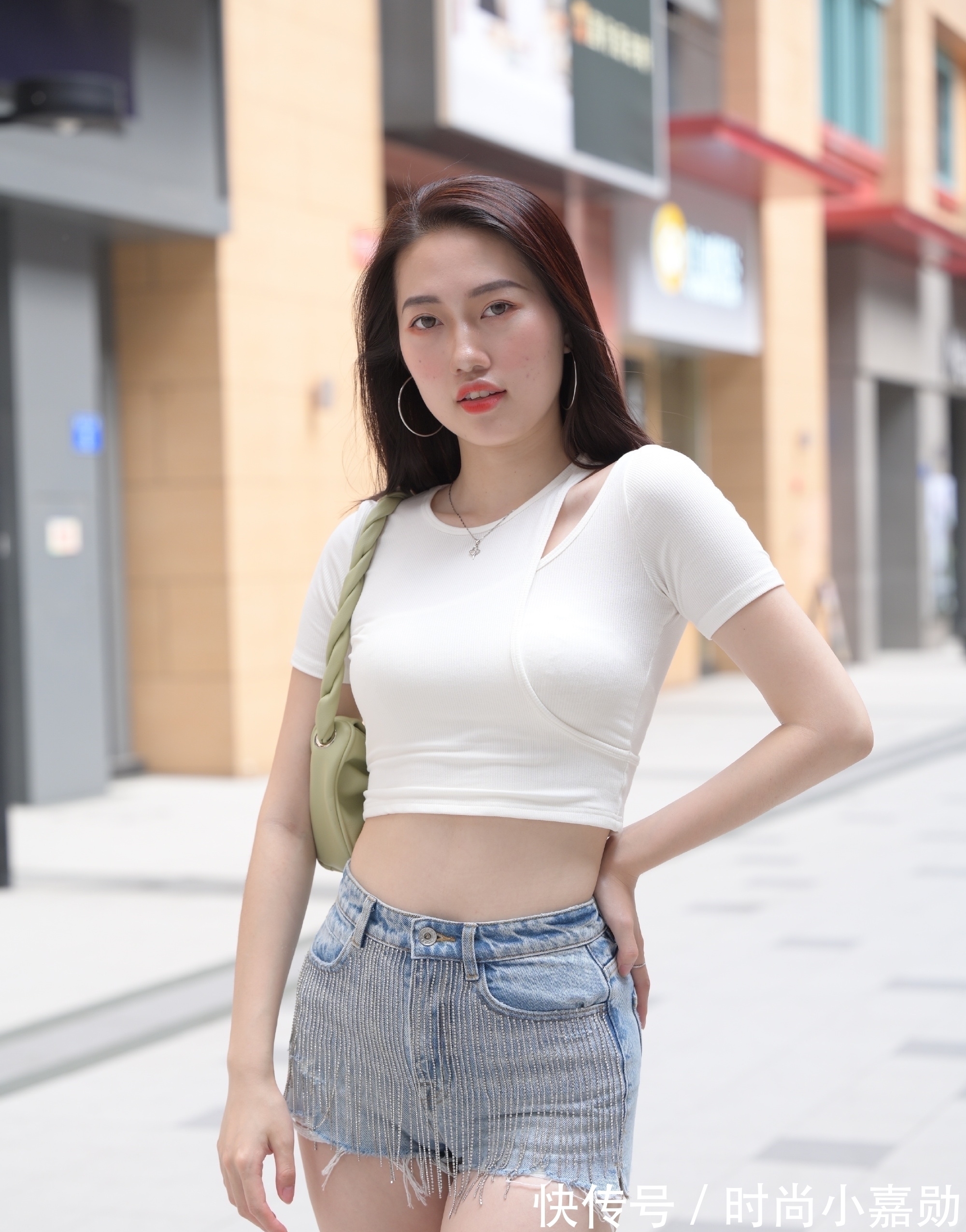 百搭 露脐T恤搭配牛仔热裤,清凉又百搭,也不失魅力小性感