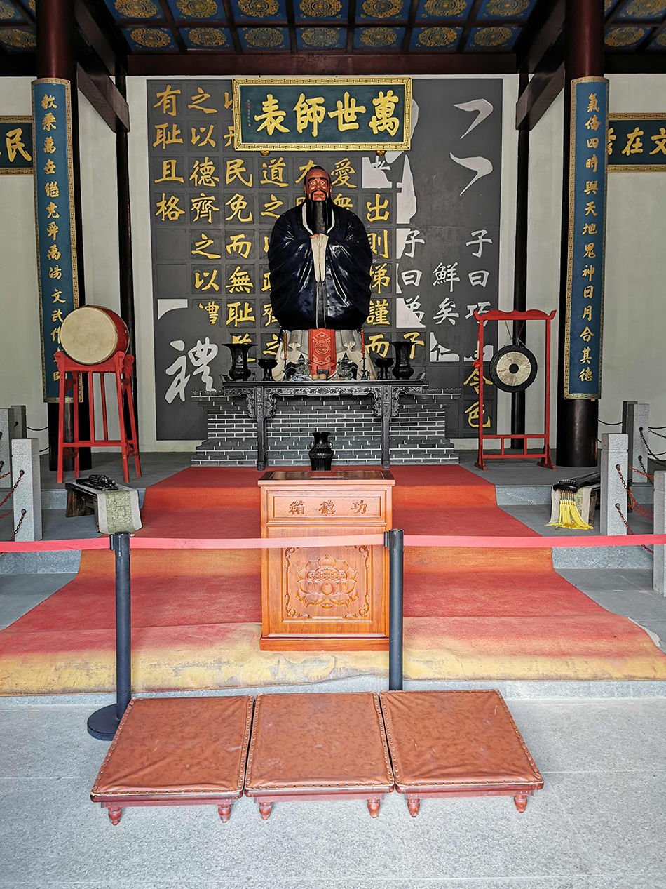大成殿|游客扔钱祈愿致孔子授道像似“斗地主”，崇明博物馆已有举措