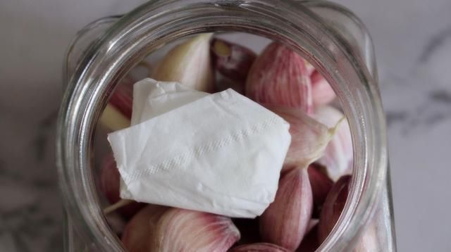 大蒜皮别再扔了,有钱人都留在家里用,用途花钱买不到,厉害了