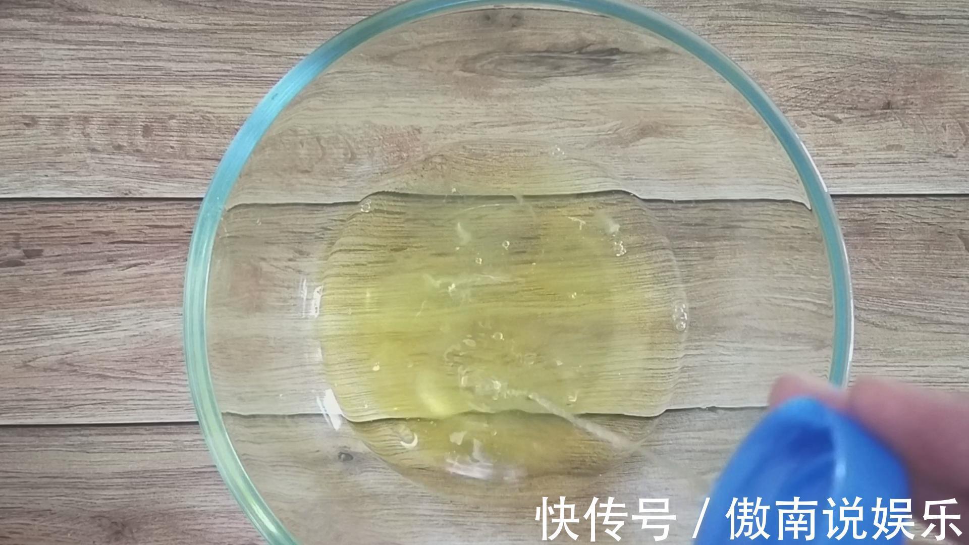 教你电饭锅做蛋糕，一搅一拌，柔软香甜，不塌不缩，一个都不够吃