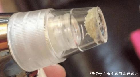 油脂粒 抿紧下巴后突起的“白疙瘩”,千万要注意,这是螨虫的真身吗!