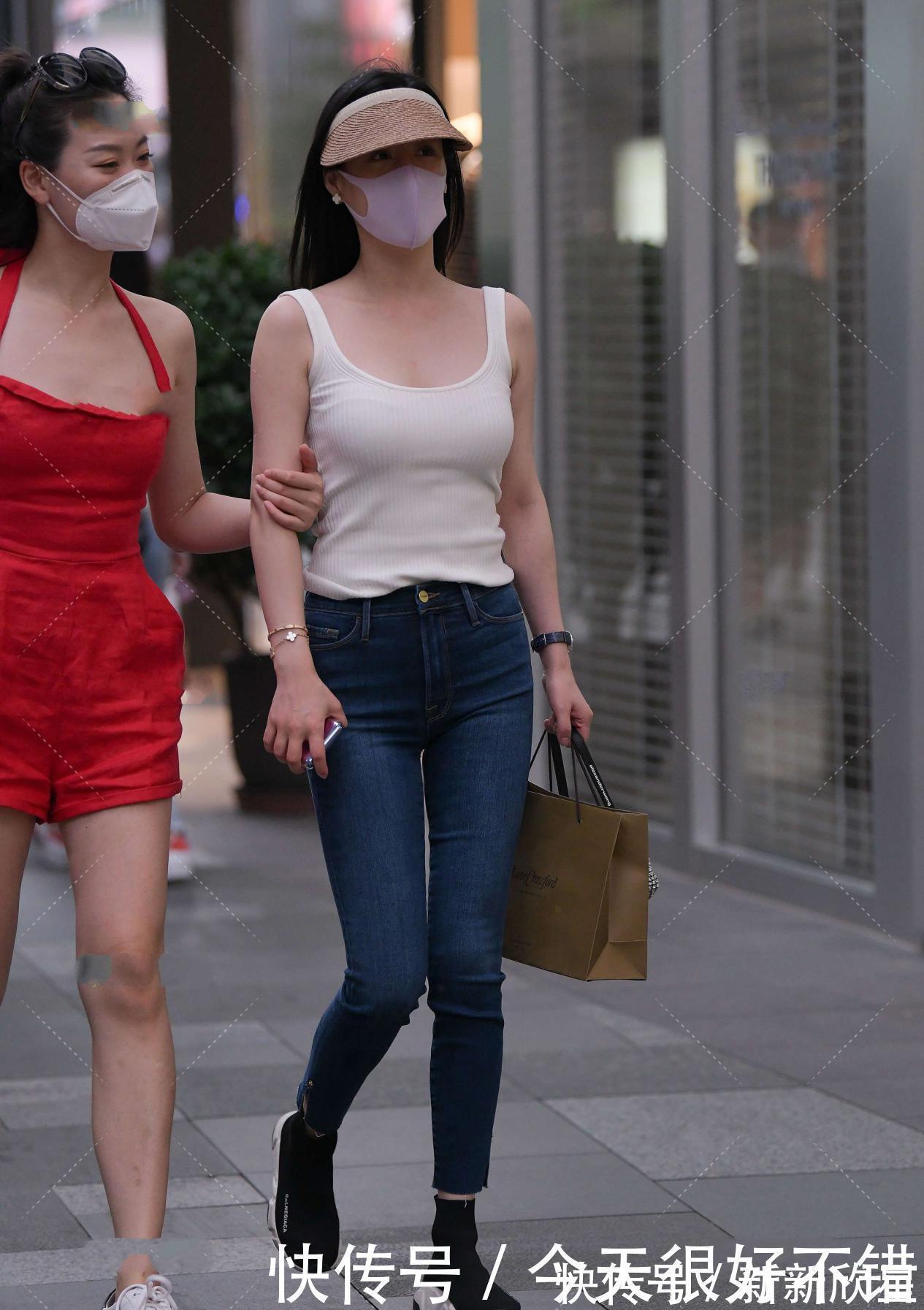 牛仔裤|白色u型领口背心,安全舒适,搭配深蓝牛仔裤,凸显身材优势