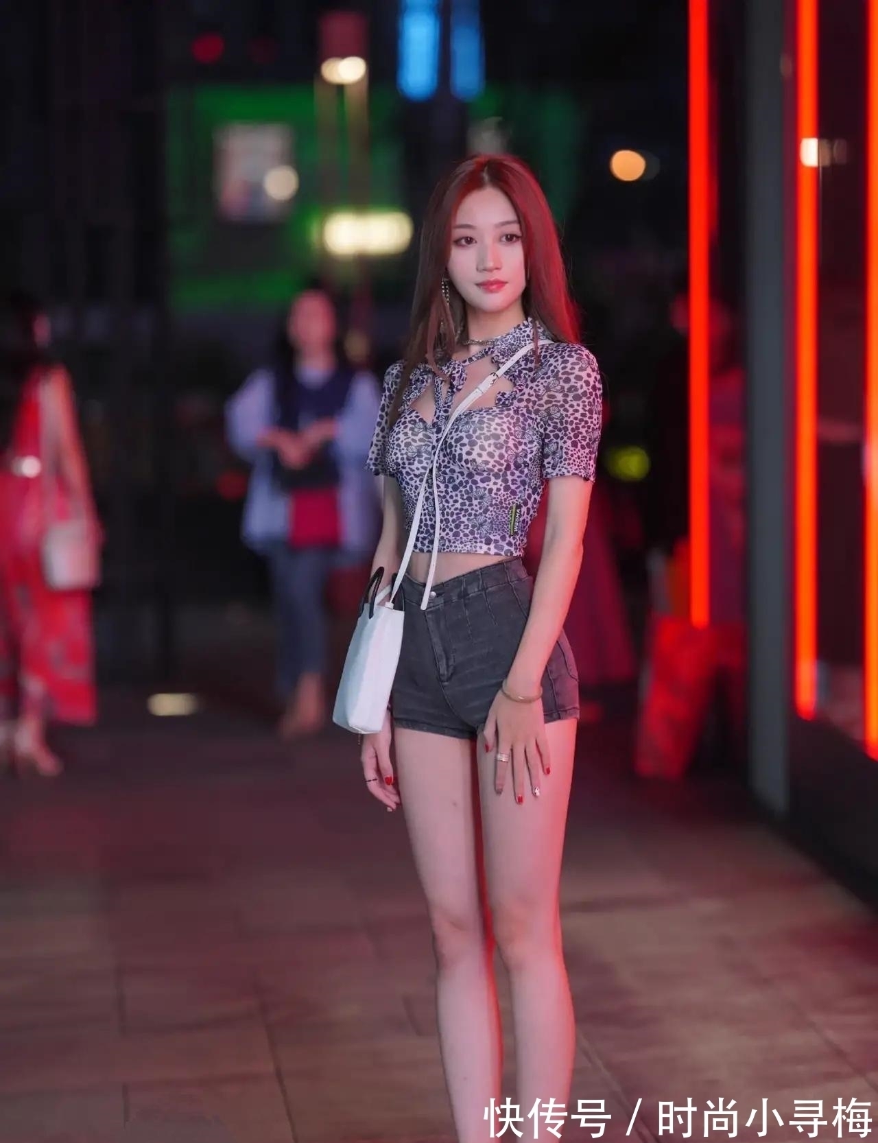 身材 波点漏脐短袖搭配深色牛仔短裤,展示好身材,满满的青春气息