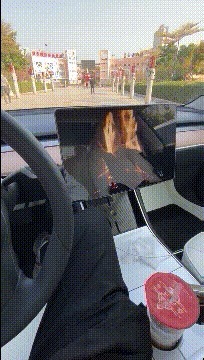 |搞笑GIF:女汉子真是不简单啊,还以为妹子要坐上去呢