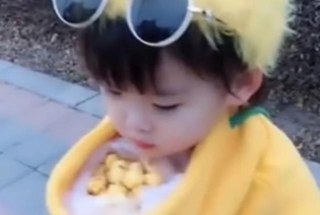 亲爸|亲爸给娃“故意”把衣服穿反,妈妈正要发火,等娃转身却逗笑众人