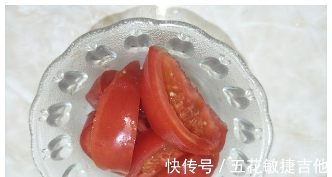 多汁|西红柿又有新吃法,加2样食材,锅里简单一炒,香辣多汁超下饭!