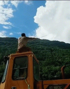 |搞笑GIF:大叔用什么牌子的洗发水,头发如此飘逸