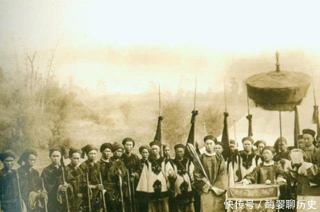 手里拿着|清朝官员的真实照片,无论官大还是官小都有一个特点,至今仍存在