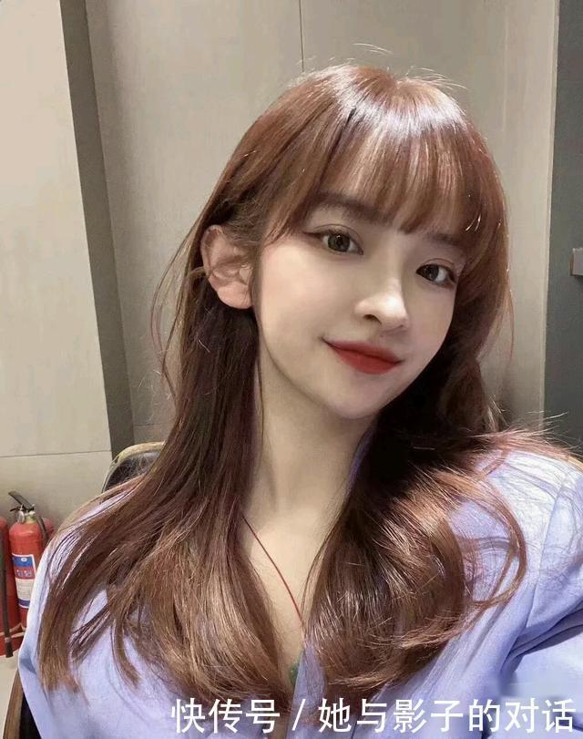 2020秋冬流行的“发色”,不仅白皮女孩染好看,黄黑皮染也超显白