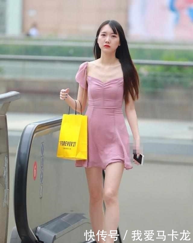 这身|街拍:图六小姐姐大长腿太迷人了,再配上这身打扮,一个字:美!