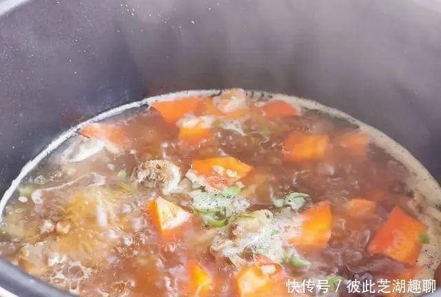 排骨|排骨焯水后为什么又腥又柴?看了大厨的做法,原来是用错水了!
