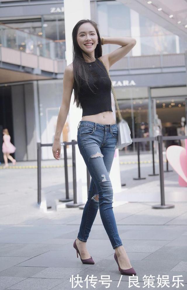 简单时髦穿出青春迷人，笑容宛如皎洁的月光