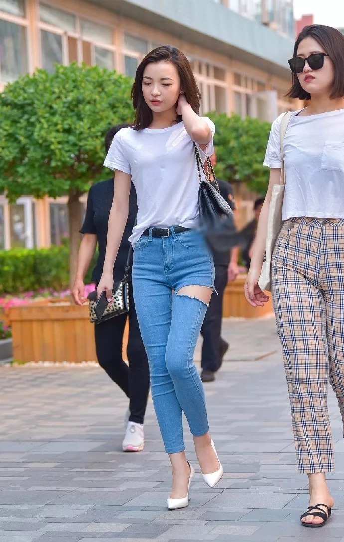 街拍时尚:女性搭配高跟鞋,显高又增加自信