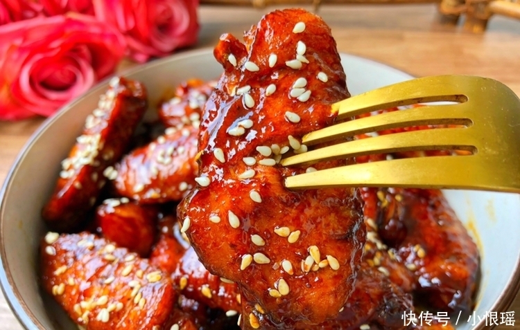 鸡翅这样做,鲜嫩多汁,好吃到舔手指,做法用料超简单