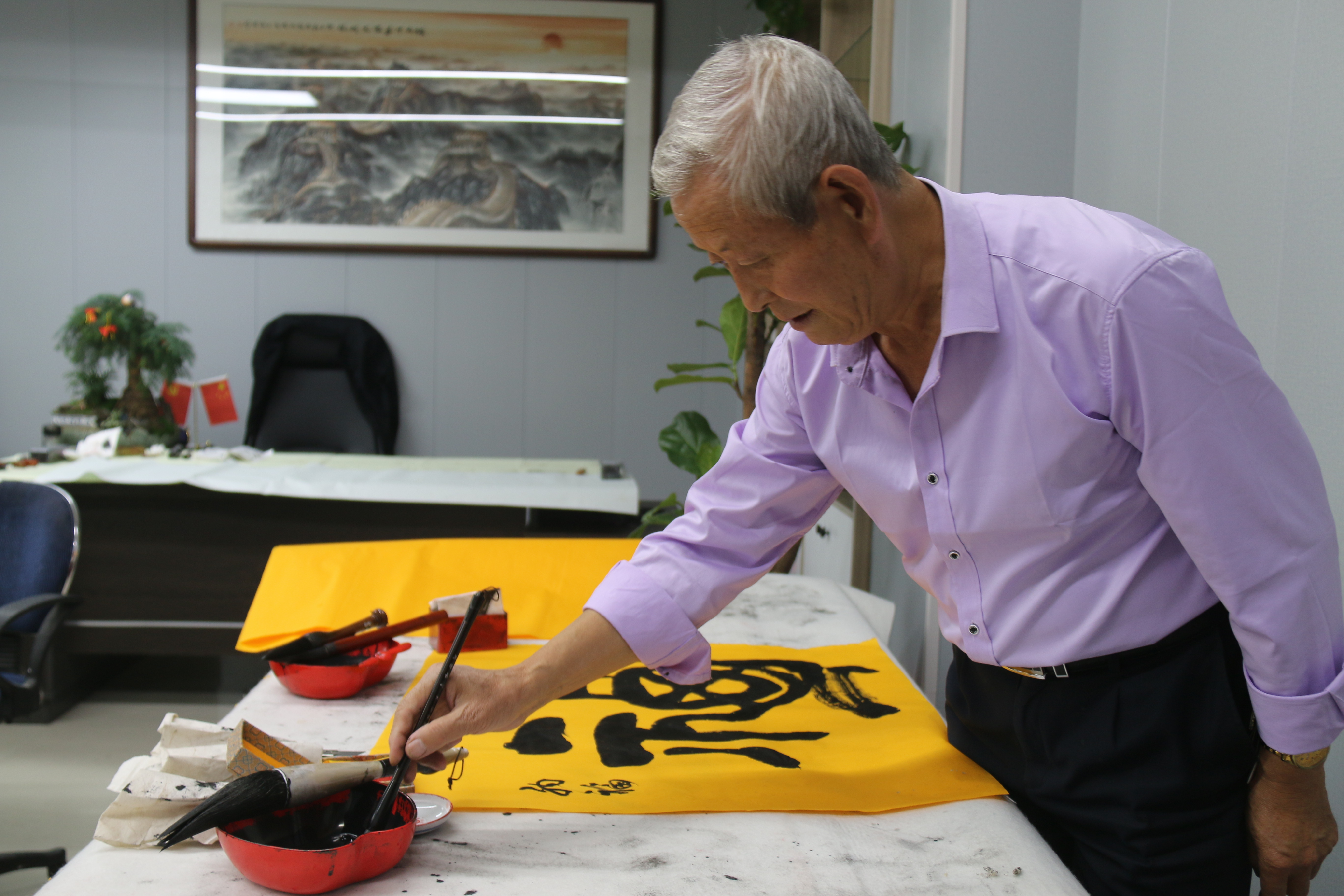 平凉市|四位书画家走进平凉市家庭教育协会送墨宝