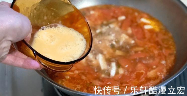 番茄蛋花汤|做蛋花汤,别着急倒蛋液,水开时锅里加“1物”,蛋花好看汤好喝