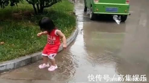 宝宝|“佩奇父女”跳泥坑火了,网友:奶奶已经扛着大刀在来的路上