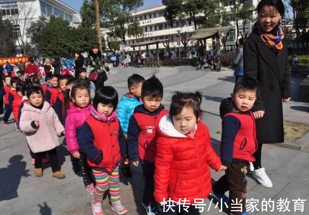 幼儿园|幼儿园老师给学生换衣服，看到衣兜掉出的东西后，隔天选择离职