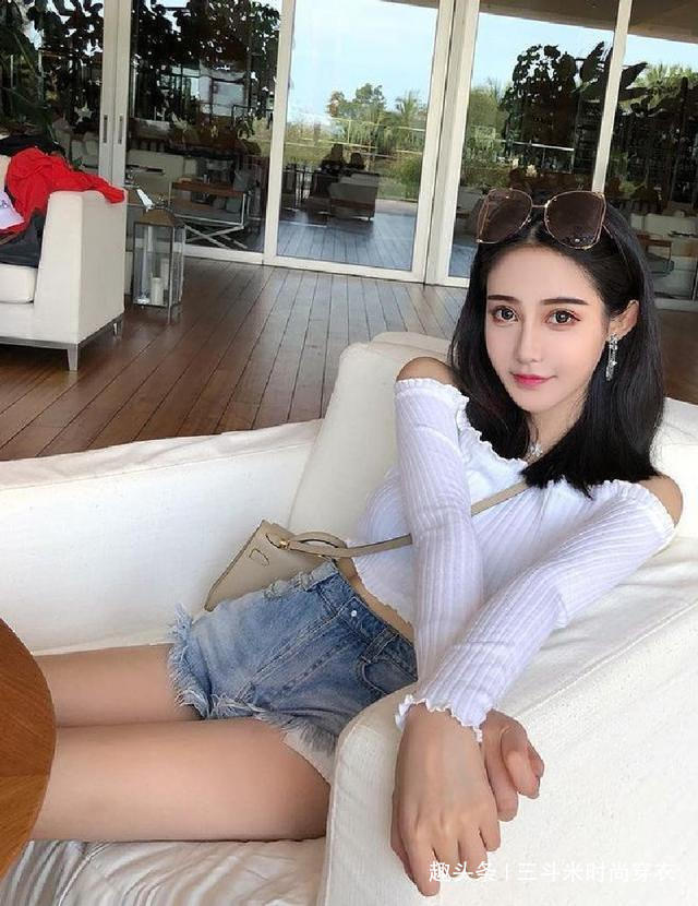 百搭 紧身牛仔裤小姐姐,时尚百搭曲线玲珑,展现自信迷人小蛮腰!