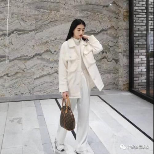 冬季流行的羊羔毛外套,颜色搭配简单不复杂,原来这么高级