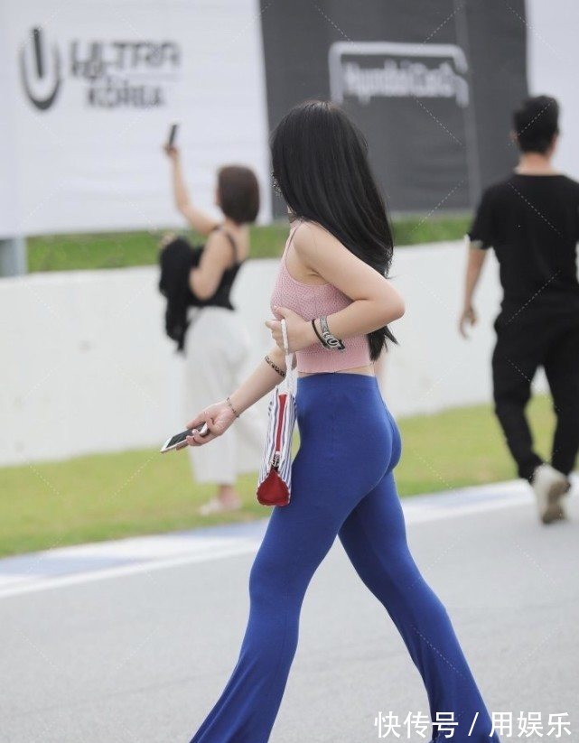 穿搭 运动风喇叭裤显腿长,搭配粉色上衣减龄同时突出优雅高贵的气质