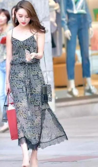靓丽|街拍肤白貌美的小姐姐,身穿印花吊带连衣裙,时尚靓丽有活力