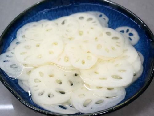 炸藕片时,别直接下锅,多加1个步骤,藕片香酥脆,金黄不发黑