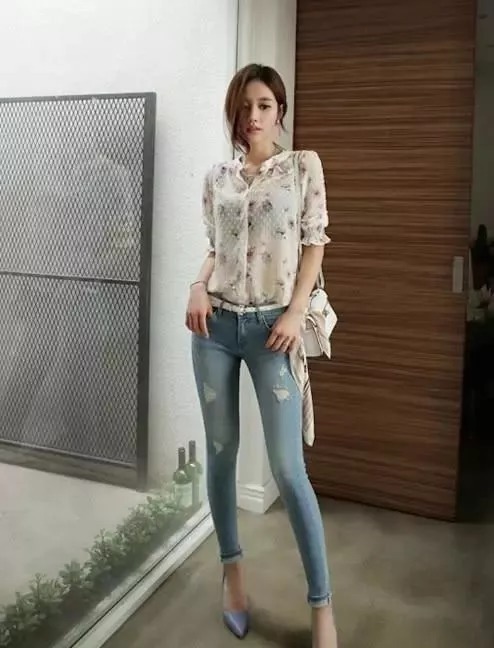 时尚女生日记:时装搭配牛仔裤显干净整洁,展现出女生优美的腿型