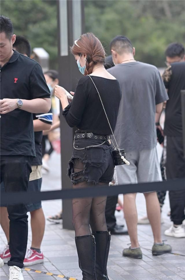 时尚|黑色丝袜,很多姑娘喜欢,初秋时节可以搭配出不一样的味道