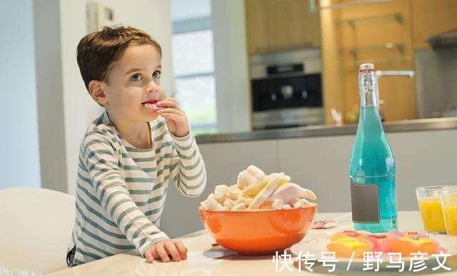 报复性|从不吃零食孩子长大后怎样报复性补偿成“噩梦”,父母悔不当初