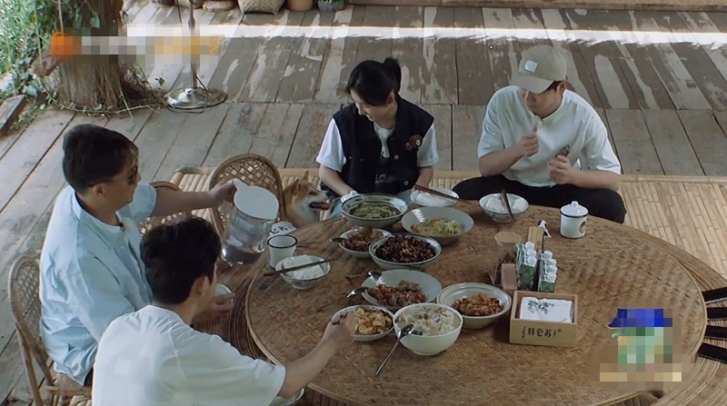 向往的生活分批录制实锤!吃饭叫外卖还假装送客,剪辑都圆不回来